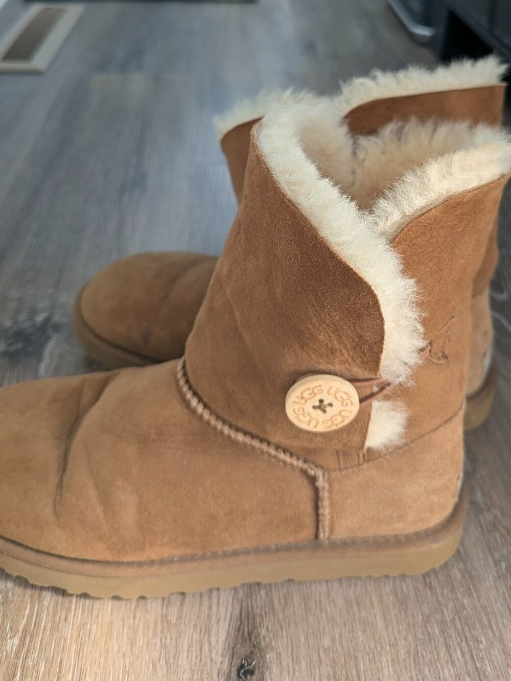 UGG Chestnut Bailey Button women's